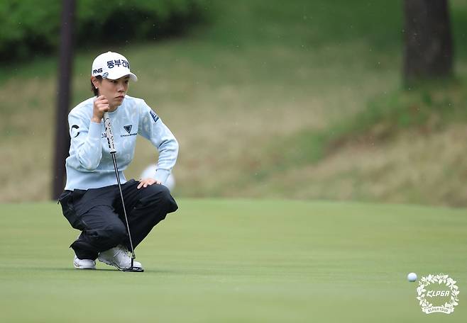 그린을 읽은 박주영. [KLPGA 제공. 재판매 및 DB 금지]