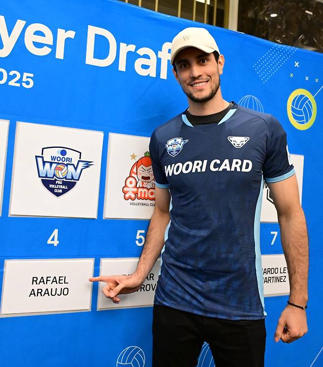 우리카드의 지명을 받은 아라우조 [한국배구연맹 제공. 재판매 및 DB 금지]