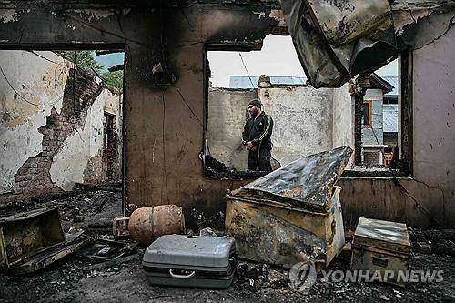 인도·파키스탄 무력 충돌 8일 인도 우리 지역에서 파키스탄의 포격으로 파괴된 집 안에 한 남성이 서 있다. 
[AFP 연합뉴스 자료사진. 재판매 및 DB 금지