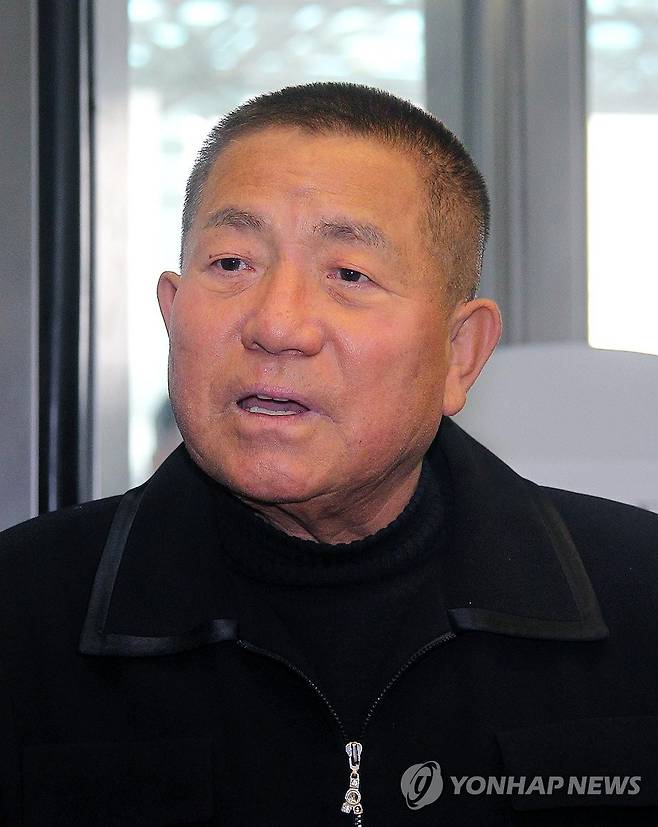 '우정의 무대' MC로 활약한 '뽀빠이' 이상용 별세 (서울=연합뉴스) '뽀빠이'라는 별명으로 유명한 방송인 이상용 씨가 9일 별세했다. 향년 81세.
    소속사 이메이드 관계자는 9일 연합뉴스와의 통화에서 "고인이 오늘 낮 12시 45분께 병원에 다녀오다 쓰러졌다"며 "사인은 심정지"라고 밝혔다. 고인은 충남 서천 출신으로 대전고를 졸업하고 군 관련 예능 프로그램인 '우정의 무대', '위문열차'를 오래 진행하며 시청자들의 사랑을 받았다.  2025.5.9 [연합뉴스 자료사진] photo@yna.co.kr