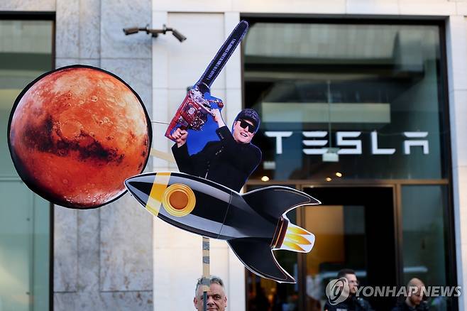 테슬라 베를린 매장 앞 시위 [EPA 연합뉴스 자료사진. 재판매 및 DB 금지]