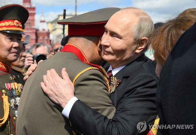 붉은광장에서 전승절 열병식 후 북한군 장성과 포옹하는 블라디미르 푸틴 러시아 대통령 [EPA/리아노보스티=연합뉴스. 재판매 및 DB 금지]