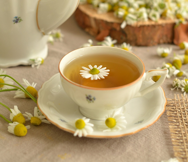 캐모마일 차가 담겨있는 찻잔