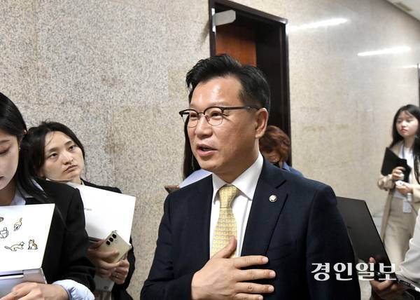 9일 국민의힘 이양수 사무총장이 김문수 대선 후보 측 주장을 반박하는 기자간담회를 마치고 취재진의 질의에 답하고 있다. 국민의힘은 이튿날 새벽 이 사무총장 명의로 ‘대통령후보자 등록신청 공고’를 냈다. 2025.5.9 /김우성기자 wskim@kyeongin.com