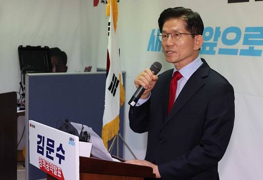 김문수 국민의힘 대선후보가 10일 오전 서울 여의도 캠프 사무실에서 긴급기자회견을 열고 당 지도부가 대선 후보 재선출 절차를 밟는 것에 대한 입장 발표를 하고 있다. 사진=뉴시스