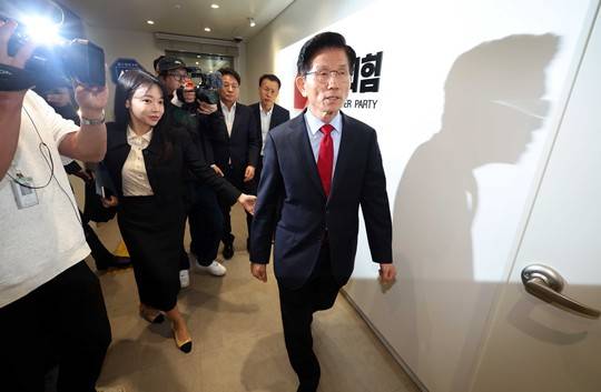 김문수 국민의힘 대선후보가 10일 오전 서울 여의도 국민의힘 중앙당사 대통령후보실에 들어가고 있다. 사진=뉴시스