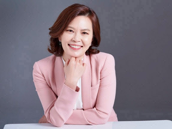 양소영 법무법인 숭인 대표 변호사. △24년 가사변호사 △한국여성변호사회 부회장 △사단법인 칸나희망서포터즈 대표 △전 대한변협 공보이사 △‘인생은 초콜릿’ 에세이, ‘상속을 잘 해야 집안이 산다’ 저자 △YTN 라디오 ‘양소영변호사의 상담소’ 진행 △EBS 라디오 ‘양소영의 오천만의 변호인’ 진행 △MBN 한 번쯤 이혼할 결심, KBS 무엇이든 물어보세요