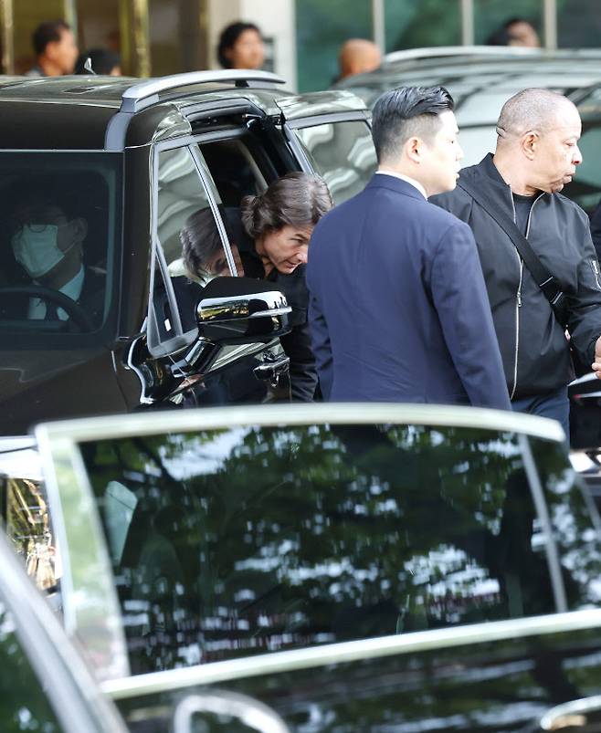 할리우드 배우 톰 크루즈가 ‘미션 임파서블: 파이널 레코닝’ 홍보를 위해 7일 오후 서울김포비즈니스항공센터(SGBAC)를 통해 내한해 기아 카니발을 타고 있다. (사진=뉴스1)