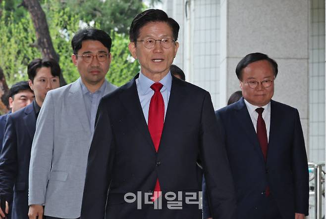 국민의힘으로부터 대통령선거 후보 자격이 취소된 김문수 후보가 10일 오후 서울 양천구 남부지방법원에서 열린 후보 선출취소 효력정지 가처분 심문기일에 출석하고 있다.(사진=뉴스1)