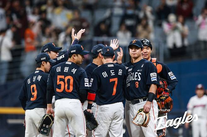 33년 만에 11연승을 기록한 한화이글스 선수들이 함께 하이파이브를 나누고 있다. 사진=한화이글스