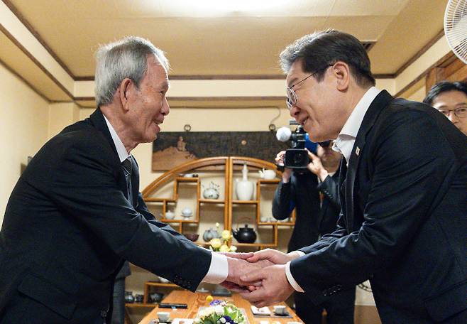 영남 신라벨트 골목골목 경청투어에 나선 더불어민주당 이재명 대선 후보가 10일 경남 진주시의 한 찻집에서 진주 지역 독지가 김장하 선생을 만나 인사를 하고 있다. (사진=연합뉴스)