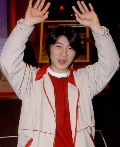 스타크래프트&nbsp;지존 임요환선수가 3일 대전 엑스포 과학공원 아트홀에서 열린 WCG&nbsp;스타크래프트&nbsp;결승전에서 승리한 뒤 손을 들어 팬들에게 답례하고 있다. /백승렬/경제/벤처/ 2002.11.3