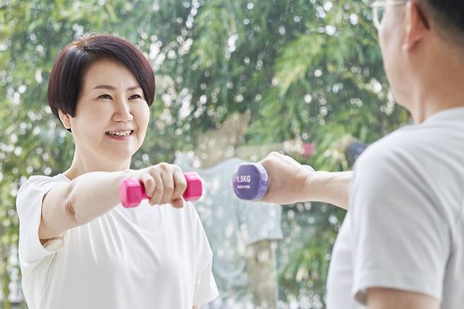 규칙적으로 아령을 들면 뼈가 튼튼해진다. [사진= 게티이미지뱅크]