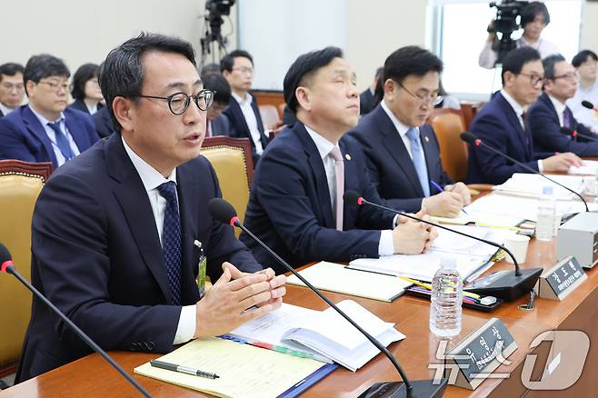 유영상 SK텔레콤 대표이사가 8일 오후 서울 여의도 국회 과학기술정보방송통신위원회에서 열린 SK텔레콤 해킹 관련 청문회에 출석해 의원 질의에 답하고 있다. 2025.5.8/뉴스1 ⓒ News1 안은나 기자