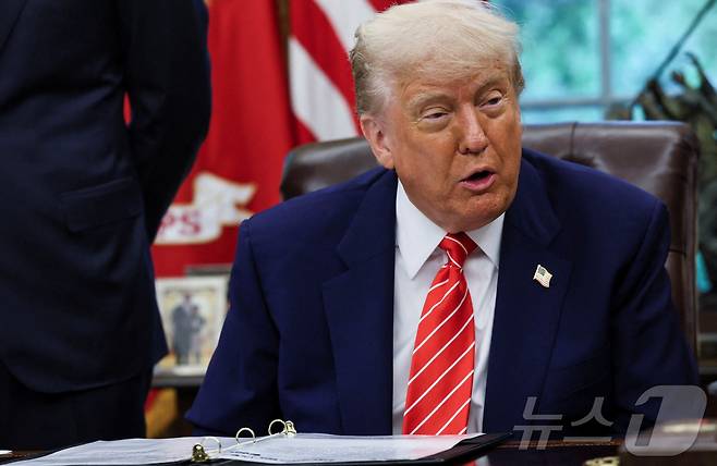 도널드 트럼프 미국 대통령이 8일(현지시간) 워싱턴DC 백악관 오벌 오피스에서 영국과의 무역 협상에 대해 발표하고 있다. 2025.05.08 ⓒ 로이터=뉴스1 ⓒ News1 류정민 특파원