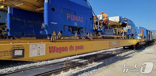 스위스 스타트업 '선웨이즈'(Sun-Ways)가 깔아 놓은 철도 태양광 패널 ⓒ 뉴스1