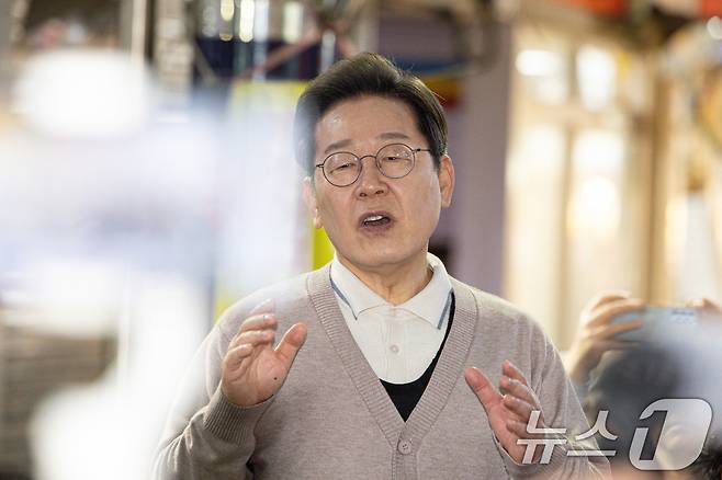 3차 경청투어에 나선 이재명 더불어민주당 대통령 후보가 9일 오전 경북 영천시완산동 영천공설시장에서 연설을 하고 있다. 2025.5.9/뉴스1 ⓒ News1 이재명 기자