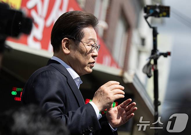 경청투어에 나선 이재명 더불어민주당 대통령 후보가 10일 오전 경남 창녕군 창녕읍 창녕정기시장에서 연설을 하고 있다. 2025.5.10/뉴스1 ⓒ News1 이재명 기자