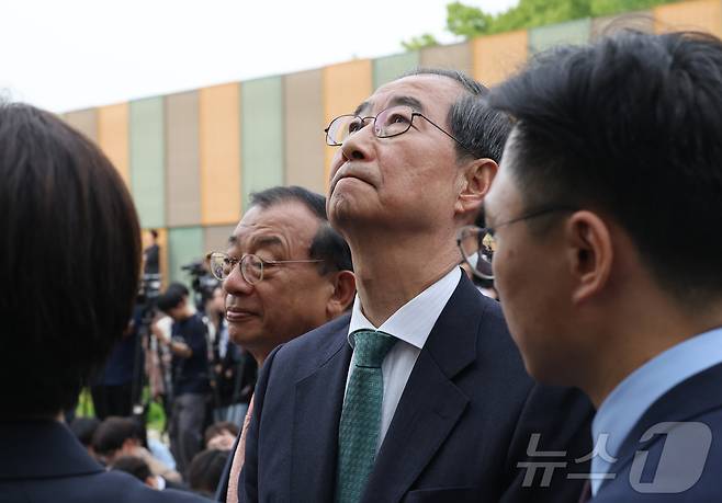 한덕수 무소속 대선 예비후보가 8일 서울 국회 사랑재에 위치한 커피숍에서 국민의힘 김문수 대선후보와 후보 단일화 관련 회동을 마친 후 생각에 잠겨 있다. (공동취재) 2025.5.8/뉴스1 ⓒ News1 김민지 기자
