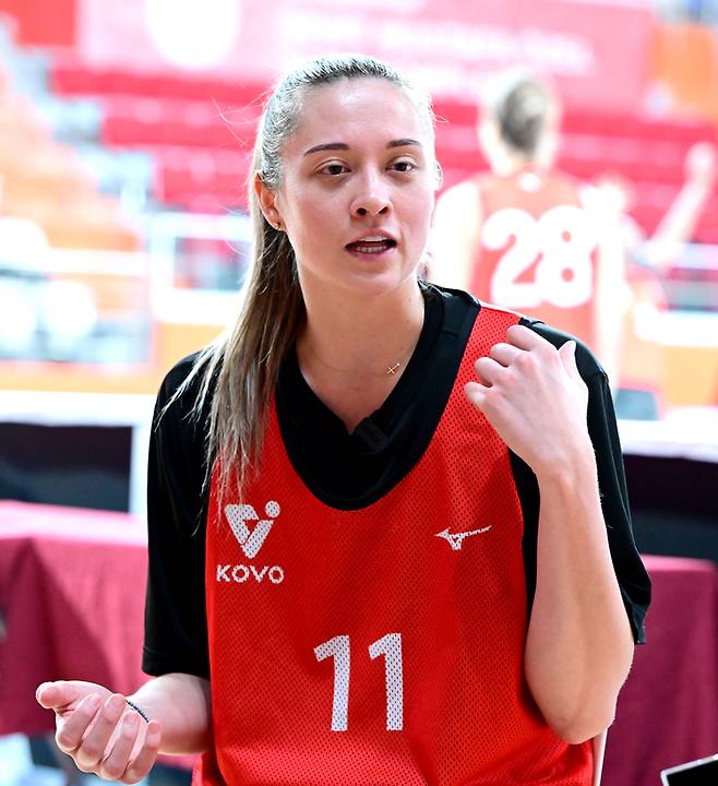 라셈이 튀르키예 이스탄불에서 진행 중인 트라이아웃 현장에서 인터뷰에 응하고 있다. 제공 | 한국배구연맹