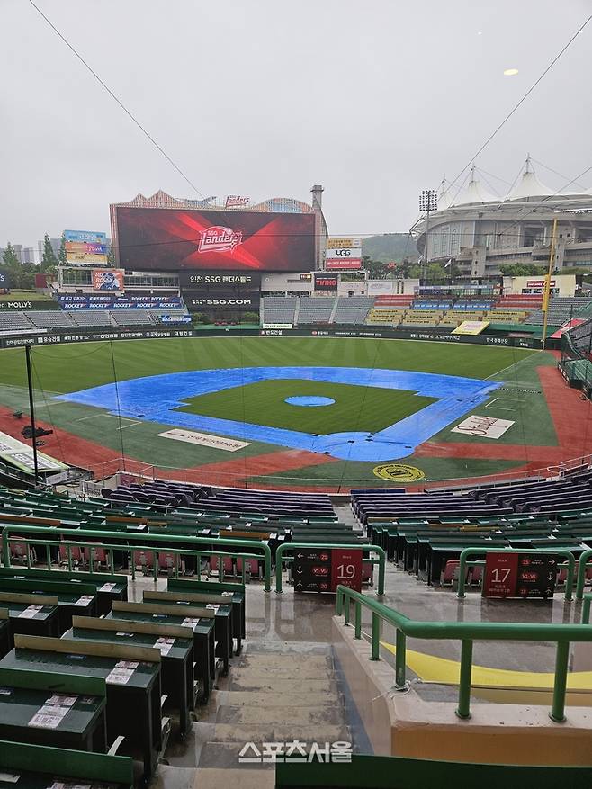 비가 내리고 있는 10일 인천SSG랜더스필드. 문학 | 강윤식 기자 skywalker@sportsseoul.com