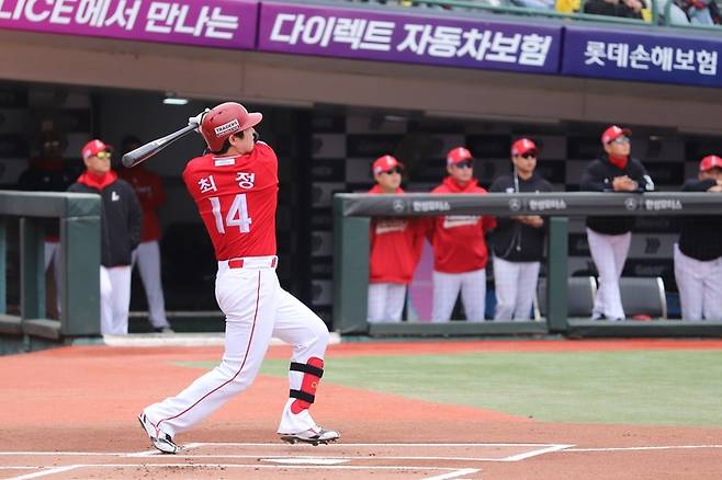 SSG 최정이 5일 부산 사직구장에서 열린 2025 KBO리그 정규시즌 롯데전서 KBO리그 통산 498호 홈런을 쏘아 올리고 있다. 사진 | SSG 랜더스