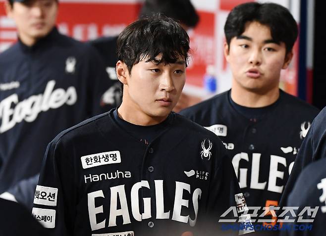 9일 서울 고척스카이돔에서 열린 한화-키움전. 7회초 1사 1루 최재훈의 안타 때 대주자 이상혁이 주루미스로 득점에 실패했다. 득점 없이 이닝이 끝나자 이상혁이 아쉬워하고 있다. 고척=정재근 기자 cjg@sportschosun.com/2025.5.9/