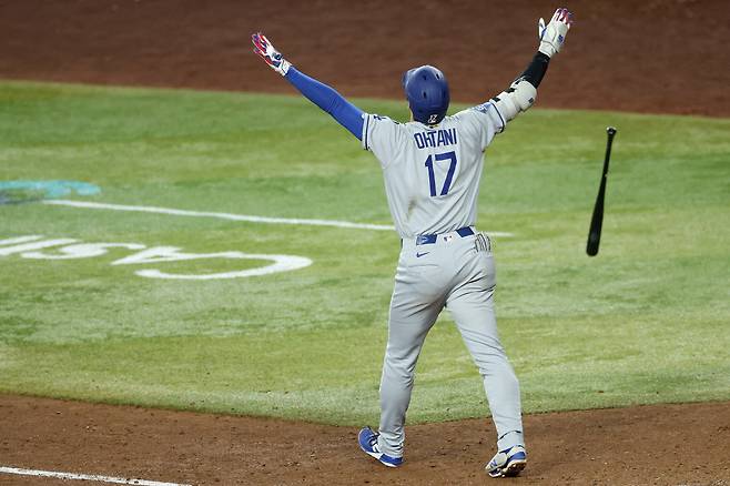 LA 다저스 오타니 쇼헤이가 10일(한국시각) 애리조나 다이아몬드백스와의 원정경기에서 11-11로 맞선 9회초 우중월 3점홈런을 터뜨린 뒤 양팔을 들어 환호하며 1루로 나가고 있다. AFP연합뉴스