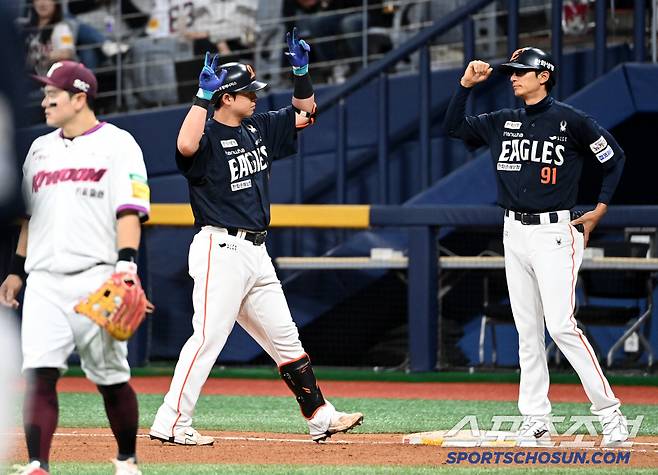 10일 고척스카이돔에서 열린 한화와 키움의 경기, 4회초 1사 1,2루 한화 노시환이 1타점 적시타를 치고 기뻐하고 있다. 고척=허상욱 기자wook@sportschosun.com/2025.05.10/