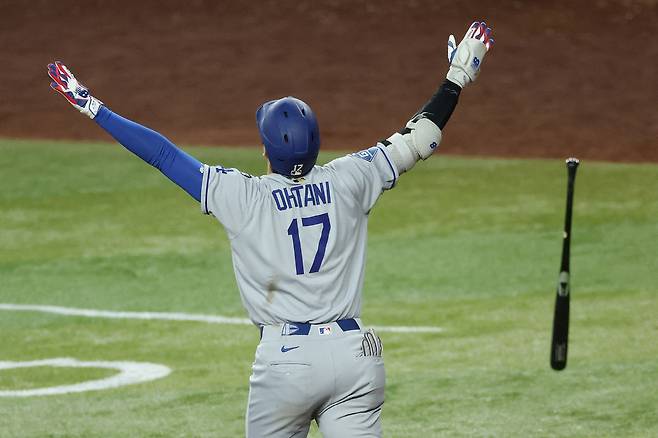 홈런을 직감한 오타니가 배트를 내던진 뒤 두 팔을 들어 환호하고 있다. AFP연합뉴스