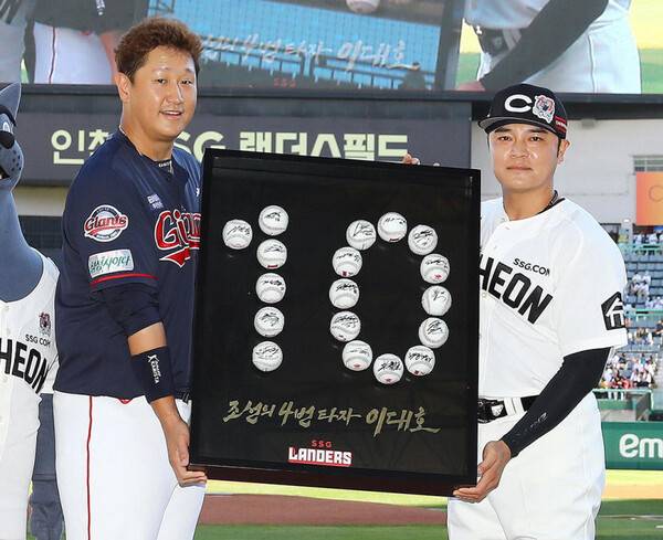 2001 롯데의 황금 드래프트 동기가 될뻔했던 추신수와 이대호. 연합뉴스