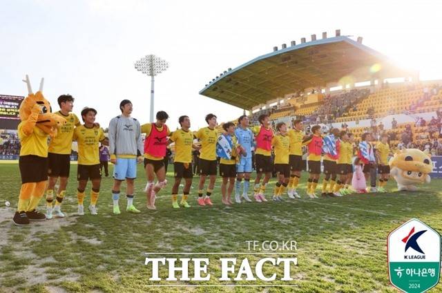 2025시즌 개막 후 11경기 만에 광양축구전용경기장에서 홈 경기를 갖게 되는 전남 드래곤즈 선수들./K리그