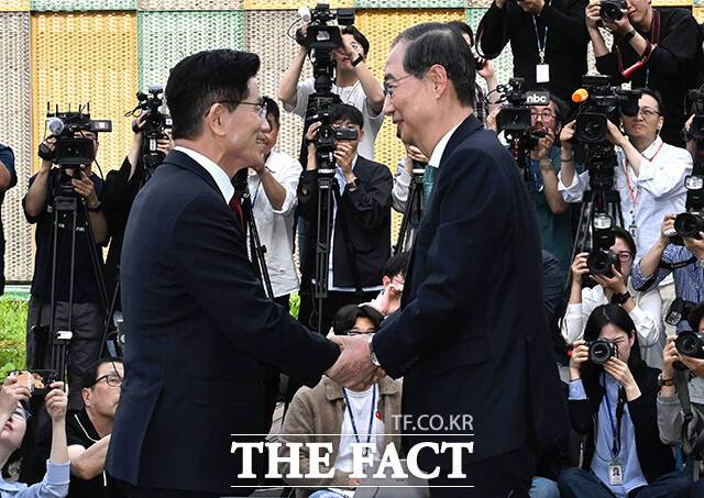 김문수 국민의힘 대통령 후보 측과 한덕수 대선 예비 후보 측의 단일화 2차 협상이 9일 또다시 결렬됐다. 양측은 단일화를 위한 여론조사에서 '역선택 방지 조항' 포함 여부를 두고 여전히 이견을 좁히지 못했다. /배정한 기자