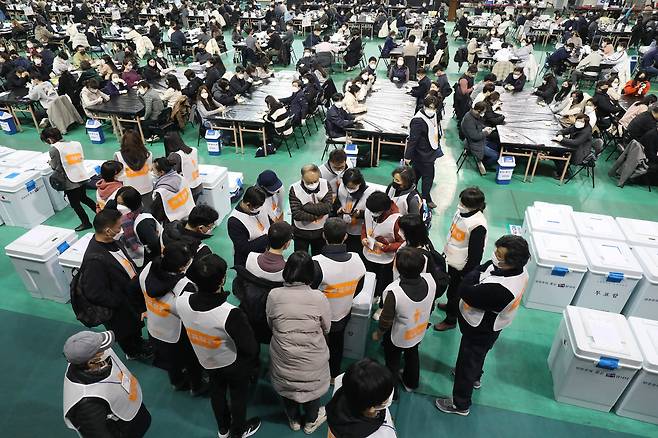 지난 2022년 3월 9일 제20대 대선 투표가 끝난 후 대구 북구선관위 개표소에서 참관인들이 투표함 상태를 확인하고 있다. 개표 인력은 통상 자정을 넘겨 익일까지 이틀 근무하게 된다./뉴스1