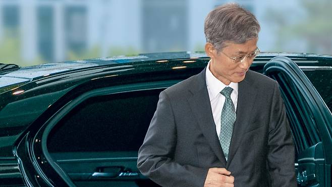 9일 오전 조희대 대법원장이 서울 서초구 대법원으로 출근하고 있다. 더불어민주당은 이날 조 대법원장의 자진 사퇴를 촉구하며 사퇴하지 않으면 탄핵소추를 검토할 수 있다고 밝혔다./장련성 기자