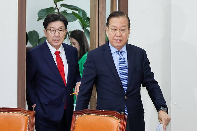 권영세 국민의힘 비상대책위원장(오른쪽)과 권성동 원내대표가 8일 오전 서울 여의도 국회에서 열린 비상대책위원회의에 입장하고 있다. /뉴스1