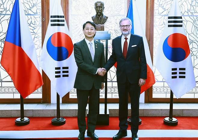 안덕근 산업통상자원부 장관이 7일(현지시각) 체코 프라하 총리실에서 열린 페트르 피알라(Petr Fiala) 체코 총리와의 면담에서 기념촬영을 하고 있다. /산업통상자원부 제공