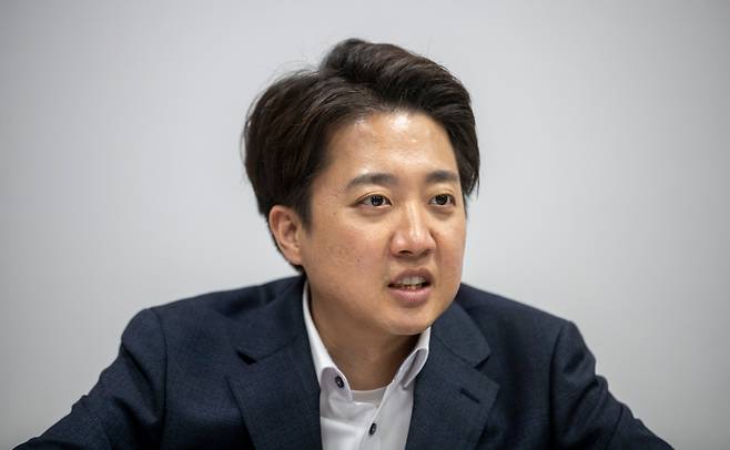 이준석 후보가 '정부 효율화' '지방 분권'을 우선순위 공약으로 설명하고 있다. /김지호 기자