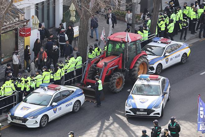 지난 3월 26일 오전 서울 종로구 광화문 서십자각 천막농성장 인근에서 경찰들이 전국농민회총연맹 소속 트랙터를 둘러싸고 있다. /뉴스1