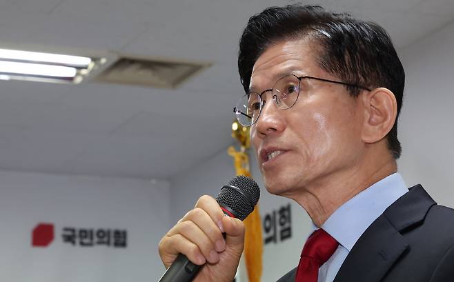 국민의힘으로부터 대통령선거 후보 자격이 취소된 김문수 후보가 10일 오전 서울 여의도에 마련된 대선 캠프 사무실에서 긴급기자회견을 하고 있다. /뉴스1