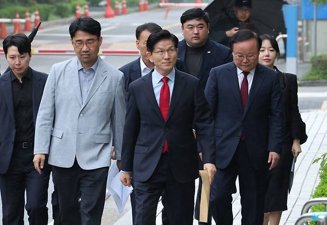 국민의힘으로부터 대통령선거 후보 자격이 취소된 김문수 후보가 10일 오후 서울 양천구 남부지방법원에서 열린 후보 선출취소 효력정지 가처분 심문기일에 출석하고 있다. /뉴스1