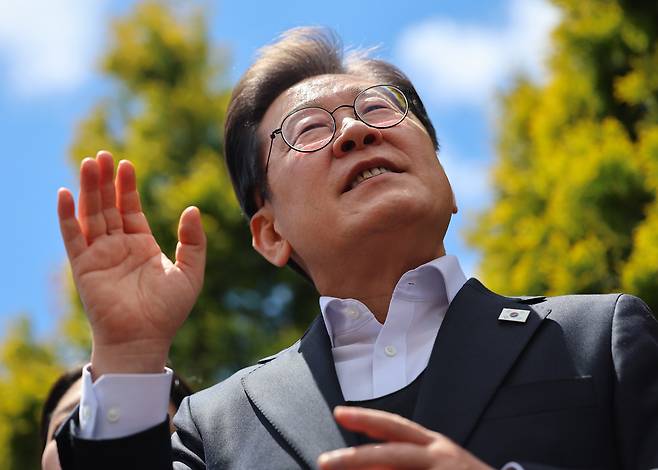 영남 신라벨트 골목골목 경청투어에 나선 더불어민주당 이재명 대선 후보가 10일 경남 함안군 가야전통시장을 찾아 즉흥 연설을 하고 있다. /연합뉴스