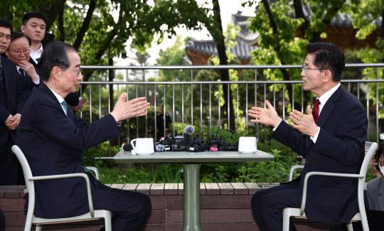 국민의힘 김문수 대선후보와 무소속 한덕수 대선 예비후보가 8일 서울 국회 사랑재에 위치한 커피숍에서 만나 회동하고 있다. 연합뉴스