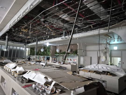 10일 오후 1시43분쯤 천안시 동남구 다가동의 한 예식장 3층 연회장에서 천장이 무너지는 사고가 발생했다. 이 사고로 10명이 다쳤으며 6명이 병원으로 이송됐다. 천안동남소방서 제공