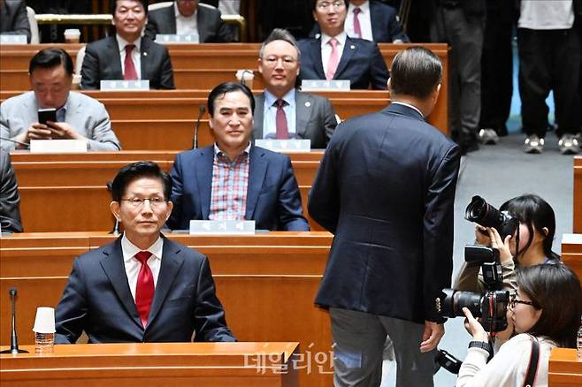 국민의힘 권영세 비상대책위원장이 9일 국회에서 열린 국민의힘 의원총회에서 김문수 대선 후보의 발언을 들은 뒤 의총장을 떠나고 있다. ⓒ데일리안 홍금표 기자