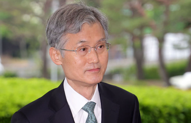 더불어민주당이 이재명 대선 후보의 파기환송 판결 관련 조희대 대법원장에게 자진 사퇴를 공식 요구한 가운데 조 대법원장이 9일 오전 서울 서초구 대법원으로 출근하고 있다.ⓒ뉴시스