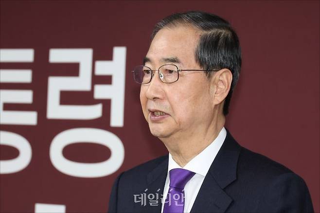 한덕수 무소속 대선 예비후보가 7일 오후 서울 여의도 맨하탄21에 마련된 선거사무소에서 김문수 국민의힘 대선 후보와의 단일화 관련 회동을 앞두고 입장을 밝히고 있다. ⓒ데일리안 홍금표 기자