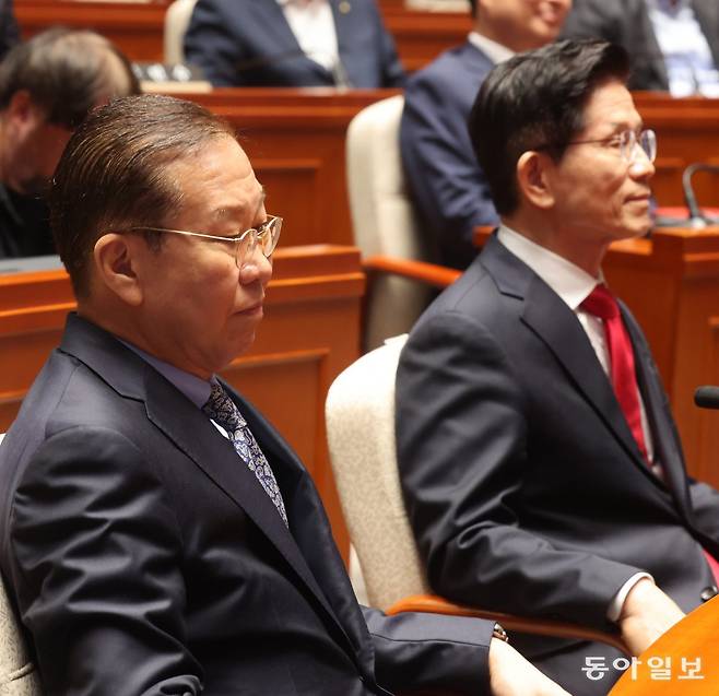 김문수 국민의힘 대통령 후보가 9일 서울 여의도 국회에서 열린 의원총회에서 “무소속을 당 후보 만들려 불법 부당 수단 동원, 중단하라”는 입장을 밝혔다. 당초 후보와 의원들간에 토론을 하자고 모인 의총이었지만 김 후보자 퇴장하면서 의총은 김 후보 없이 비공개로 진행되었다.  장승윤 기자 tomato99@donga.com