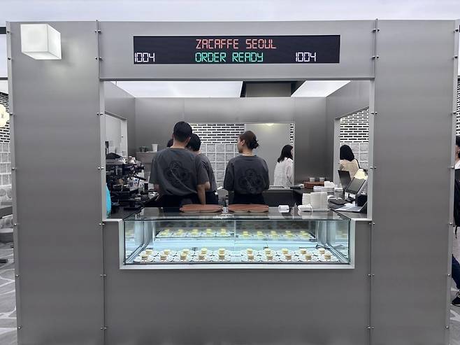 눈스퀘어 자라 매장 옆 자카페. 황소영 기자 fangso@donga.com