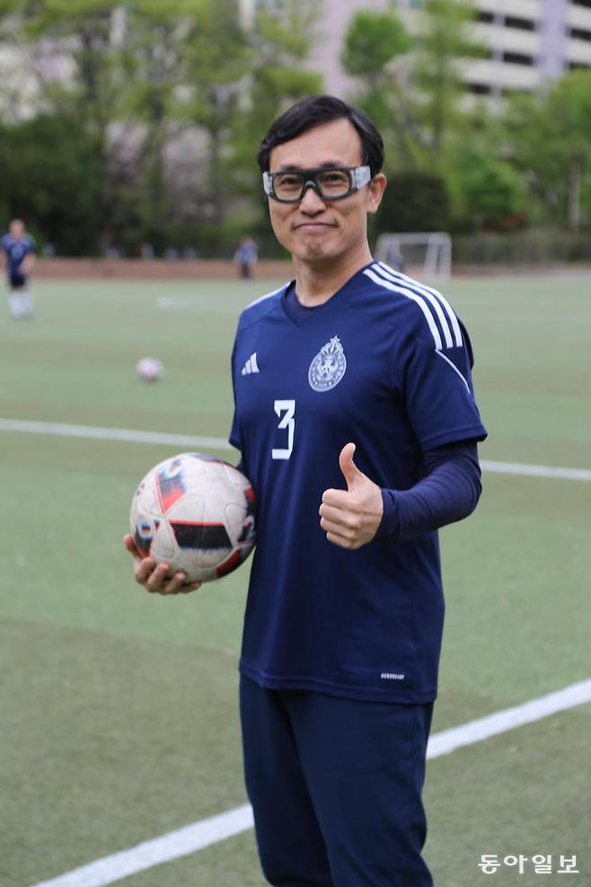 조영훈 뉴고려병원 정형외과 외상센터 과장이 모교인 서울 여의도고교 운동장에서 공을 들고 엄지척하고 있다. 어릴 때부터 취미로 공을 찬 그는 매주 2~3회 축구를 즐기며 FC 메디칼스 멤버로 세계의사축구대회에도 출전하고 있다. 양종구 기자 yjongk@donga.com